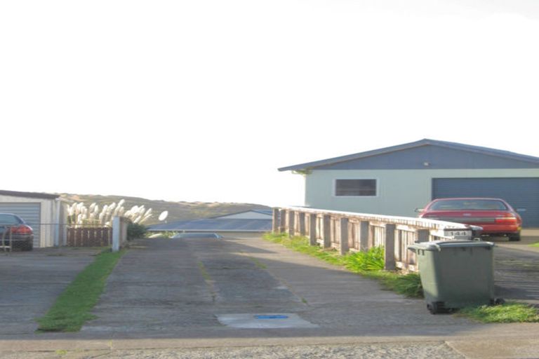 Photo of property in 144 Gloaming Hill, Titahi Bay, Porirua, 5022