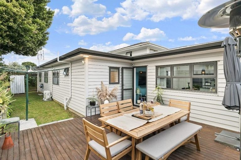 Photo of property in 15a Seaward Place, Wattle Downs, Auckland, 2103