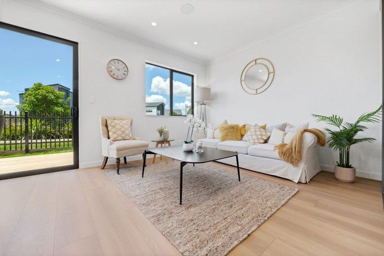 Photo of property in 14 Parkmore Drive, Rosehill, Papakura, 2113