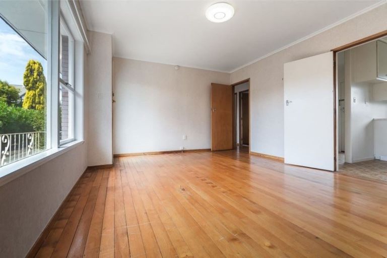 Photo of property in 2/18 Shakespeare Road, Milford, Auckland, 0620