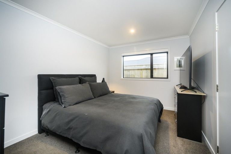 Photo of property in 18 Cyprus Place, Fitzherbert, Palmerston North, 4410