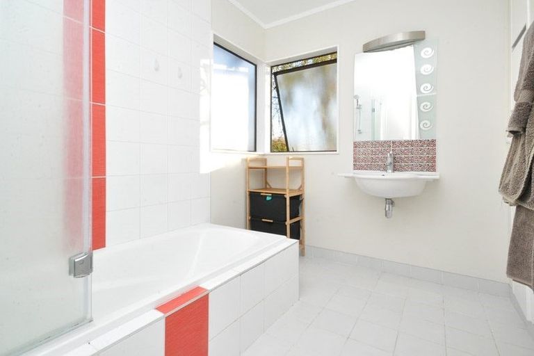 Photo of property in 2/8 Sunward Rise, Glenfield, Auckland, 0629