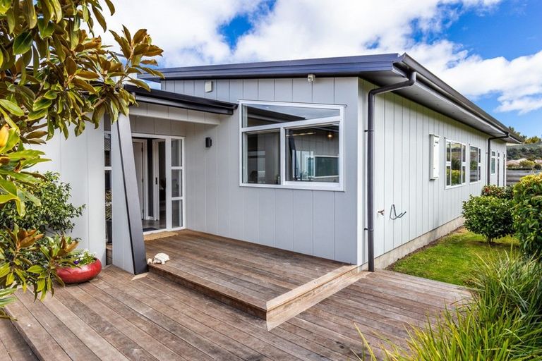 Photo of property in 18 Lakemere Way, Kinloch, Taupo, 3377
