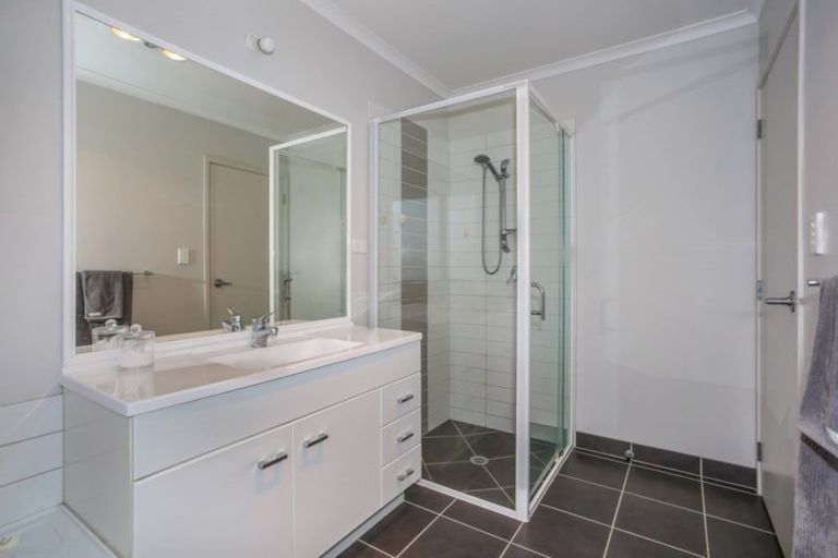 Photo of property in 2 Bob Craig Place, Pukekohe, 2120