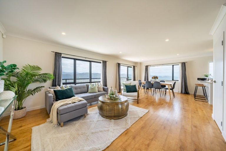 Photo of property in 8 Poto Road, Normandale, Lower Hutt, 5010