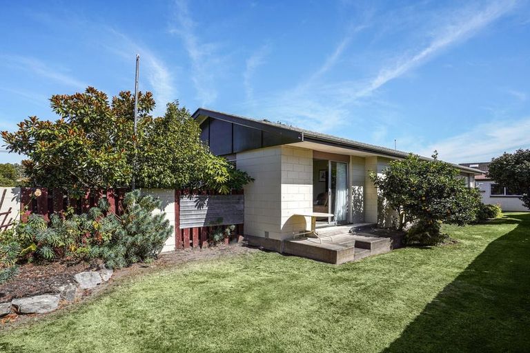 Photo of property in 86 Englefield Road, Northwood, Christchurch, 8051