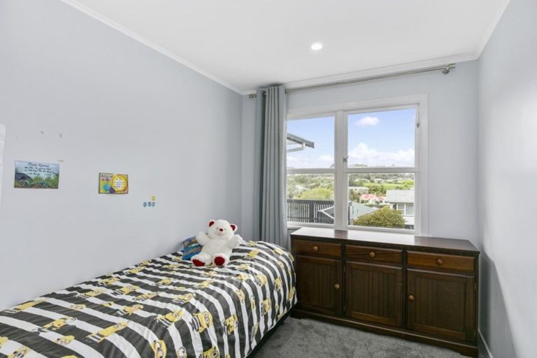 Photo of property in 8 Bellringer Crescent, Newlands, Wellington, 6037