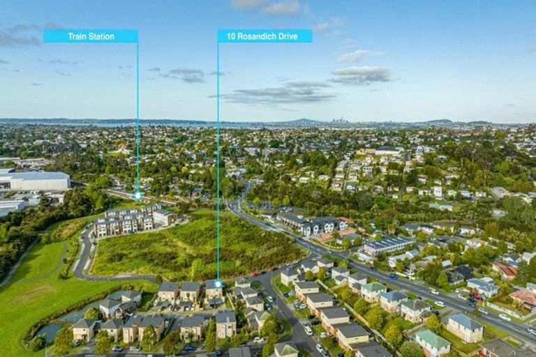 Photo of property in 10 Rosandich Drive, Sunnyvale, Auckland, 0612