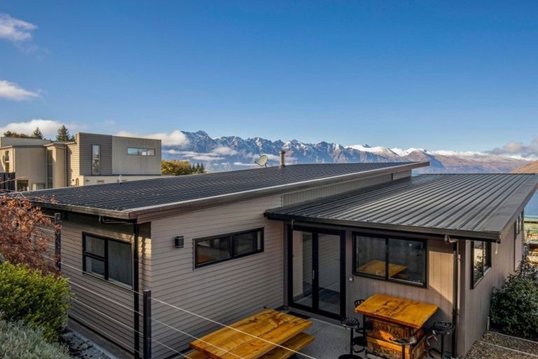 Photo of property in 70 Wynyard Crescent, Fernhill, Queenstown, 9300