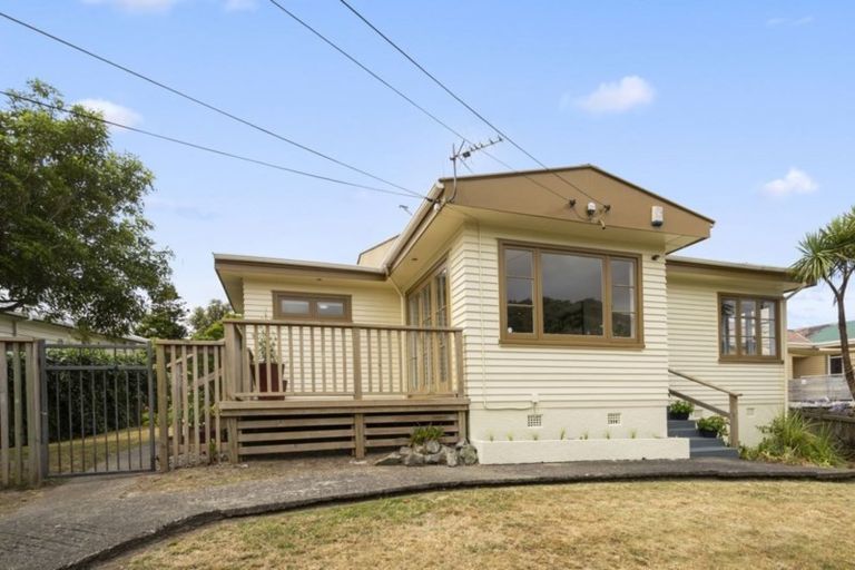 Photo of property in 10 Handyside Street, Tawa, Wellington, 5028