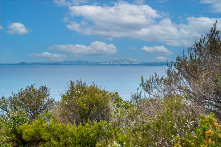 Photo of property in 31 Roberts Road, Matakatia, Whangaparaoa, 0930