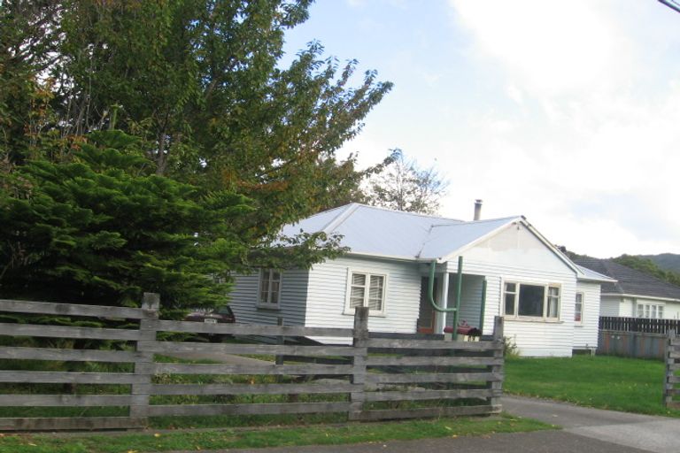 Photo of property in 40 Moores Valley Road, Wainuiomata, Lower Hutt, 5014
