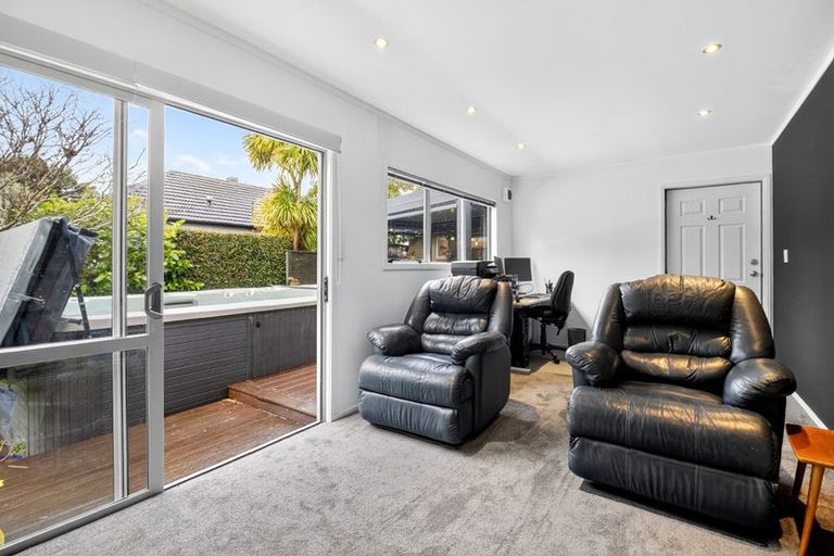 Photo of property in 102 Walmer Road, Point Chevalier, Auckland, 1022