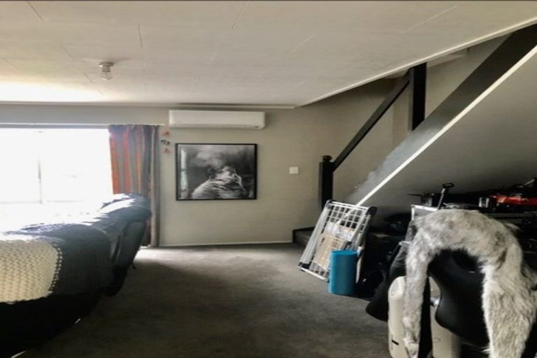 Photo of property in 32a Cheltenham Terrace, Newlands, Wellington, 6037