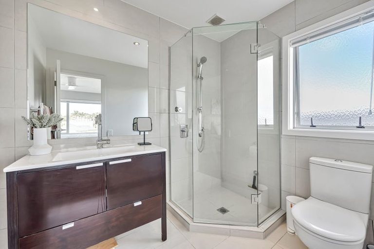 Photo of property in 2 Oakpark Place, West Harbour, Auckland, 0618