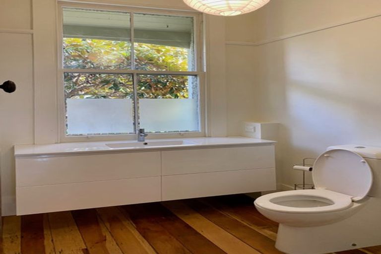 Photo of property in 70-72 Vauxhall Road, Devonport, Auckland, 0624