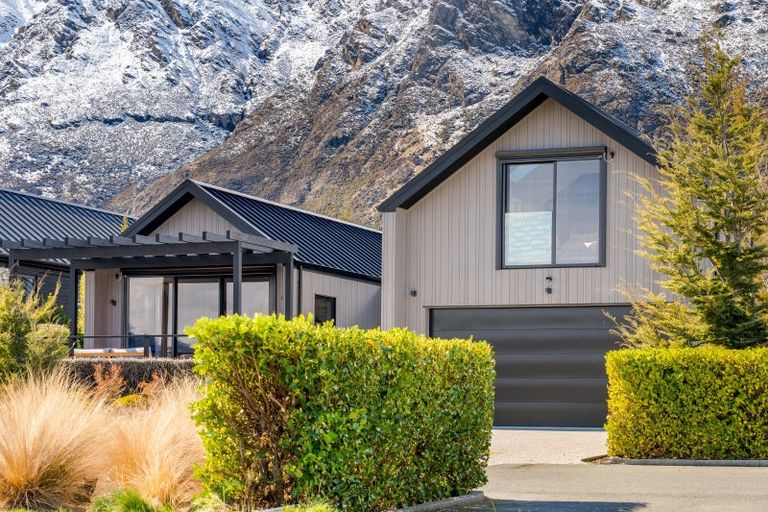 Photo of property in 33 Hackett Road, Jacks Point, Queenstown, 9371