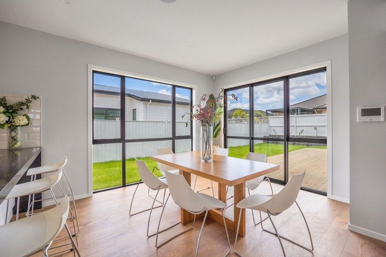 Photo of property in 14 Madden Avenue, Kumeu, 0810