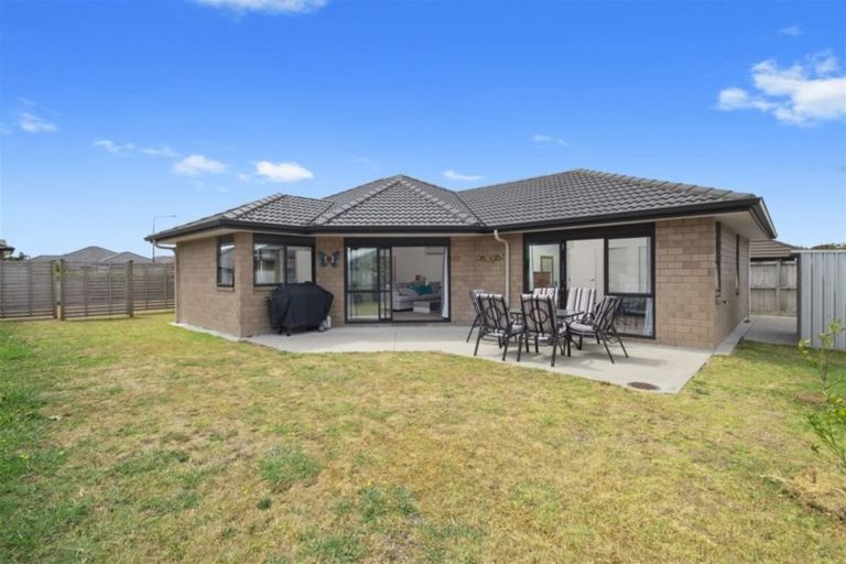 Photo of property in 14 Tongeren Square, Karaka, Papakura, 2113