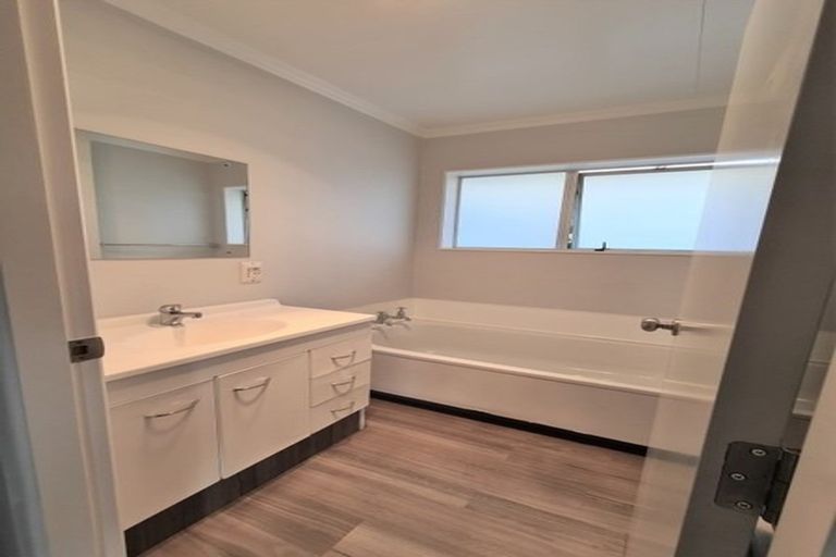 Photo of property in 2 Te Ngaere Place, Merrilands, New Plymouth, 4312