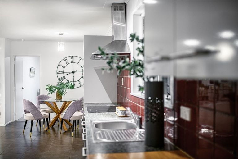 Photo of property in 8 Thuja Street, Green Bay, Auckland, 0604