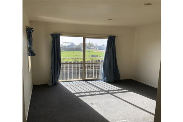 Photo of property in 15 Lockington Avenue, Henderson, Auckland, 0612