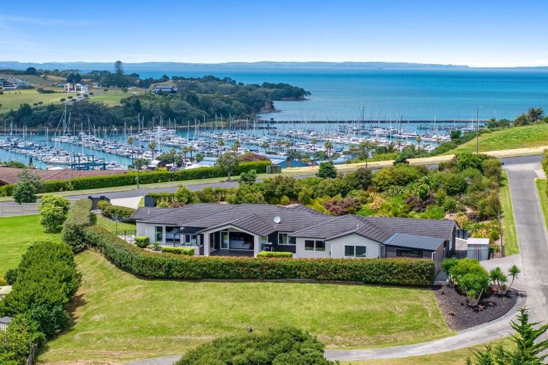 Photo of property in 60 Roberts Road, Matakatia, Whangaparaoa, 0930