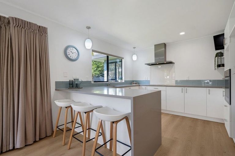 Photo of property in 9 Wyatt Place, Glendene, Auckland, 0602