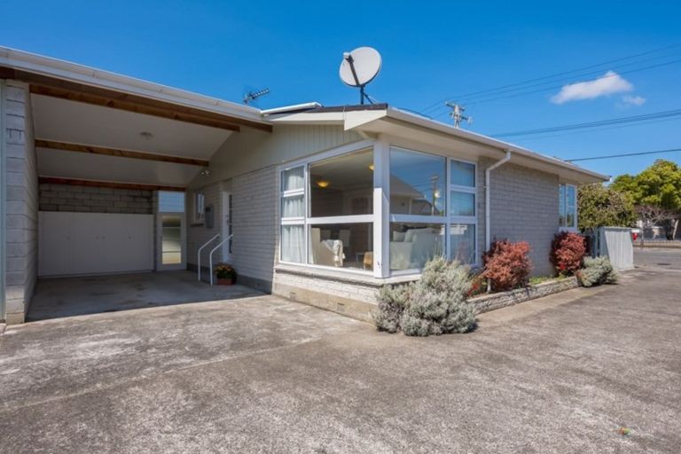 Photo of property in 16 Whites Line West, Woburn, Lower Hutt, 5010