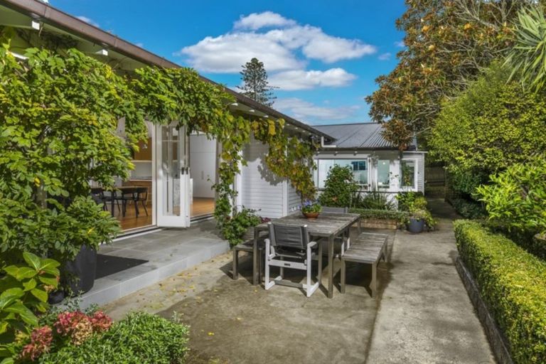 Photo of property in 14 Handley Avenue, Narrow Neck, Auckland, 0624