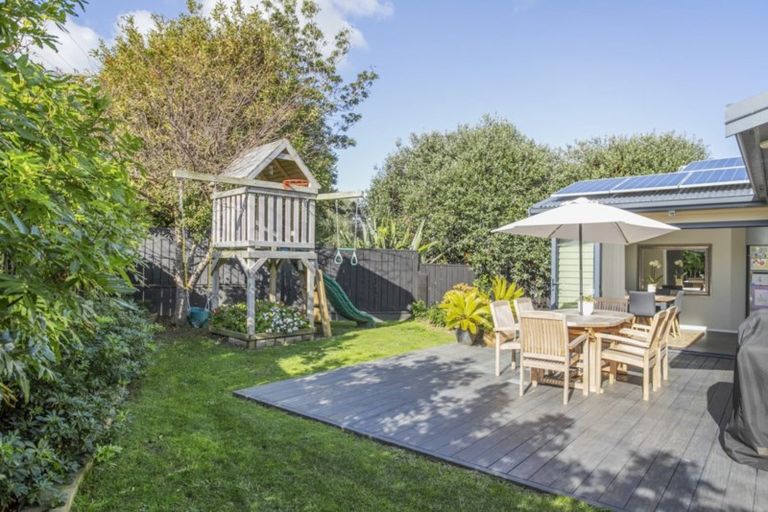Photo of property in 8 Kiekie Road, Mangere Bridge, Auckland, 2022