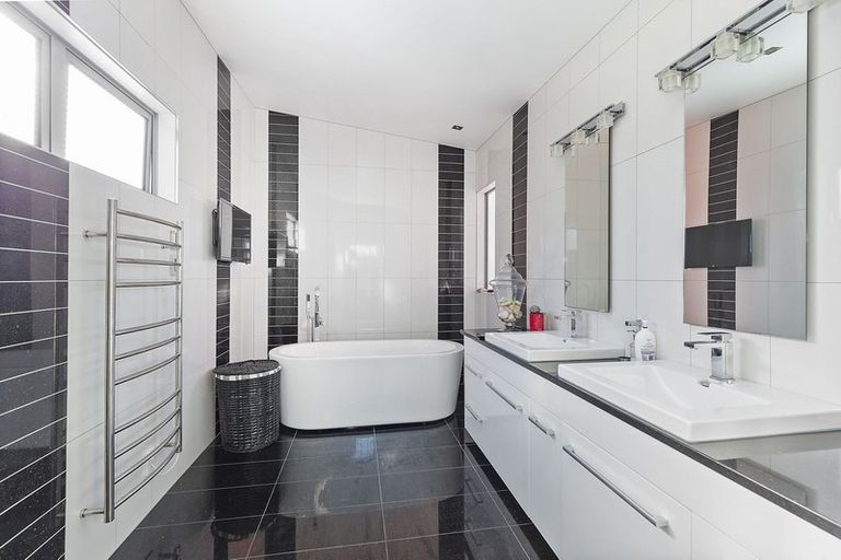 Photo of property in 56 Tamworth Crescent, Newlands, Wellington, 6037