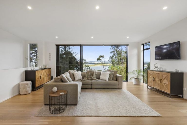 Photo of property in 17 Chatham Avenue, Paremoremo, Auckland, 0632