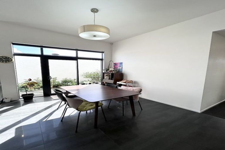 Photo of property in 10 Liberation Road, Papakura, 2110