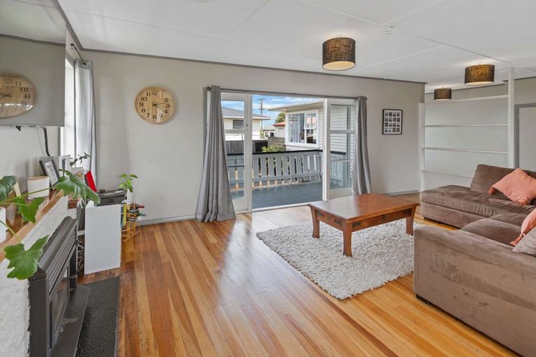 Photo of property in 3 Glenn Street, Castlecliff, Whanganui, 4501