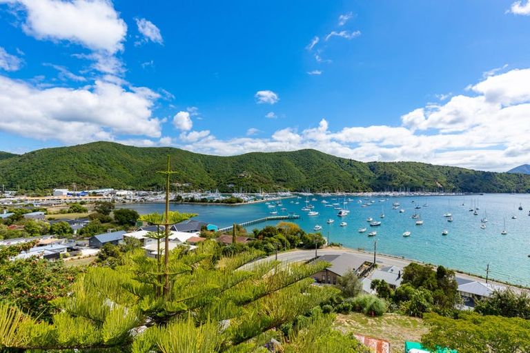 Photo of property in 324-328 Waikawa Road, Waikawa, Picton, 7220