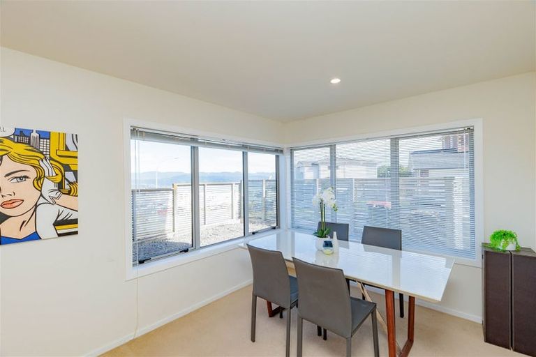 Photo of property in 27 Tamworth Crescent, Newlands, Wellington, 6037