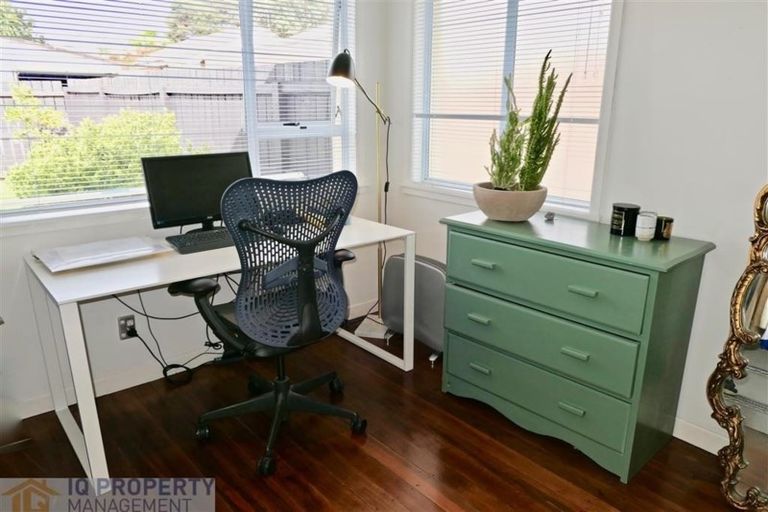 Photo of property in 43 Eastglen Road, Glen Eden, Auckland, 0602