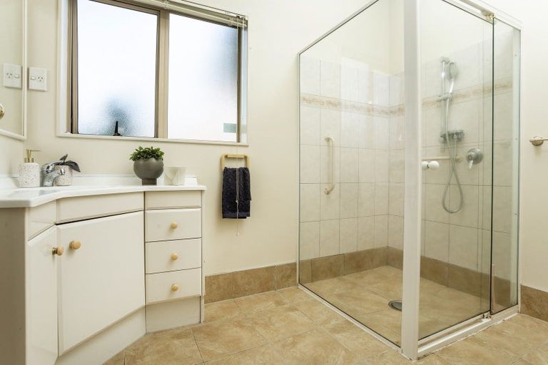 Photo of property in 2/34 Waipuia Place, Greenhithe, Auckland, 0632