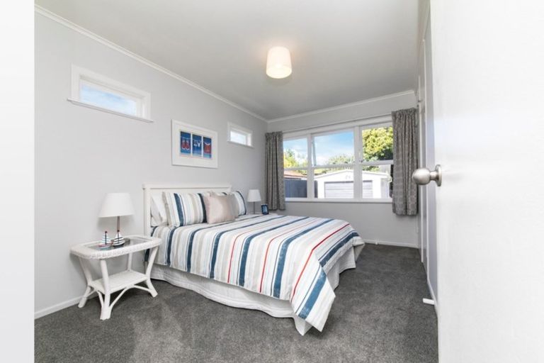 Photo of property in 122 Avondale Road, Avondale, Christchurch, 8061