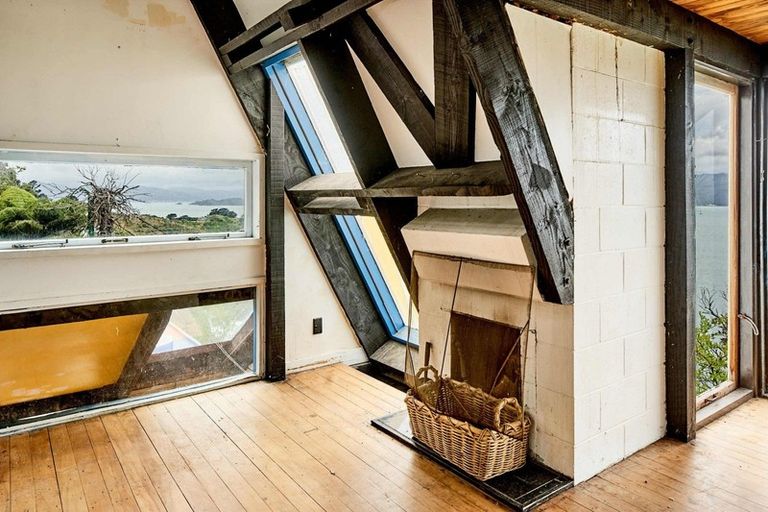 Photo of property in 7 Fortification Road, Karaka Bays, Wellington, 6022