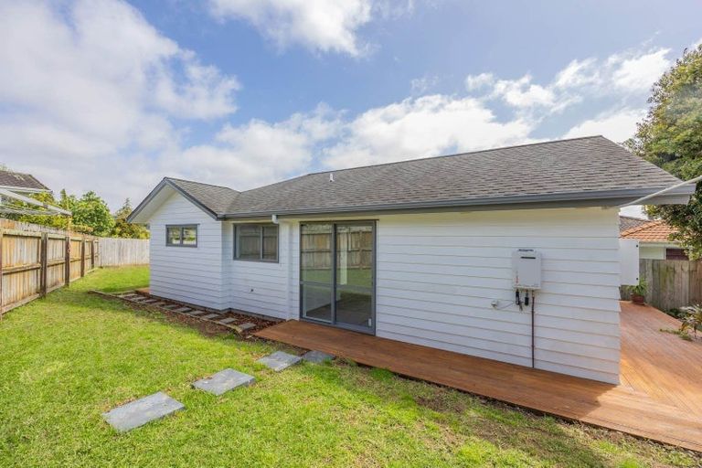 Photo of property in 11 Karo Place, Glendene, Auckland, 0602