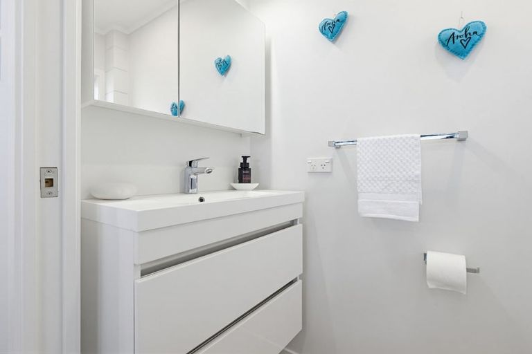 Photo of property in 1/15 Claresholm Place, Mangere Bridge, Auckland, 2022