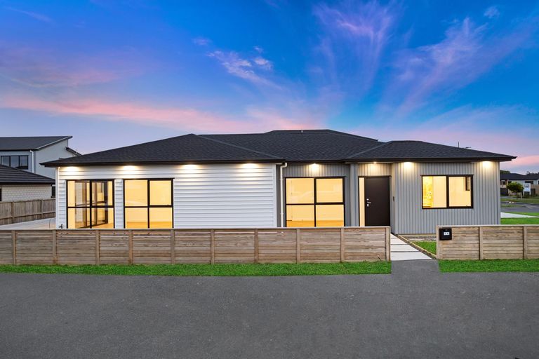 Photo of property in 28 Korowhiti Road, Clarks Beach, 2122