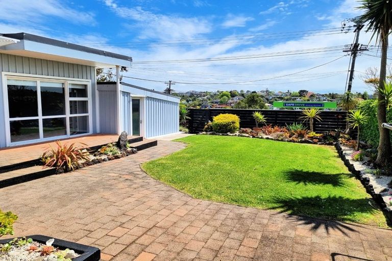 Photo of property in 92 Browns Bay Road, Rothesay Bay, Auckland, 0630