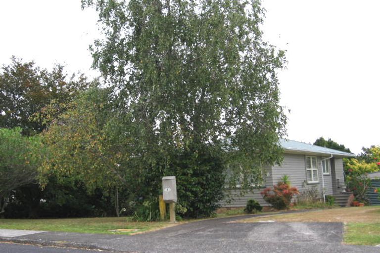 Photo of property in 8 Lyford Crescent, Sunnynook, Auckland, 0620