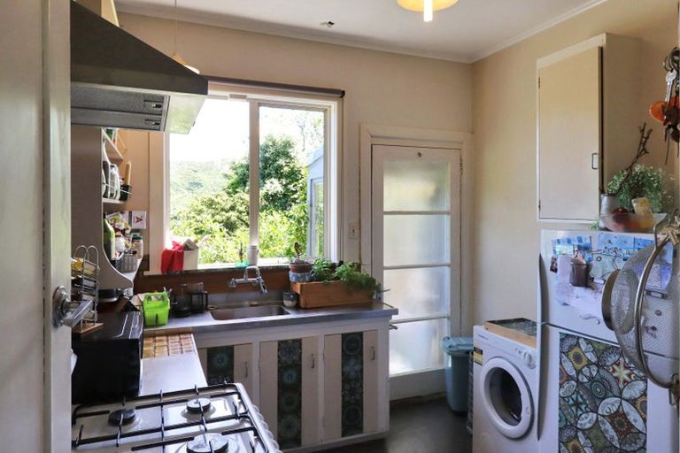 Photo of property in 140 The Ridgeway, Mornington, Wellington, 6021