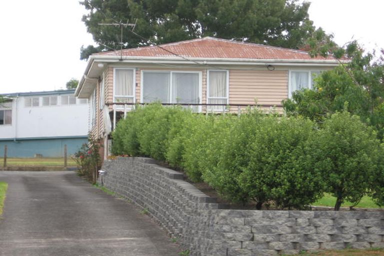 Photo of property in 206 Sunnynook Road, Totara Vale, Auckland, 0627