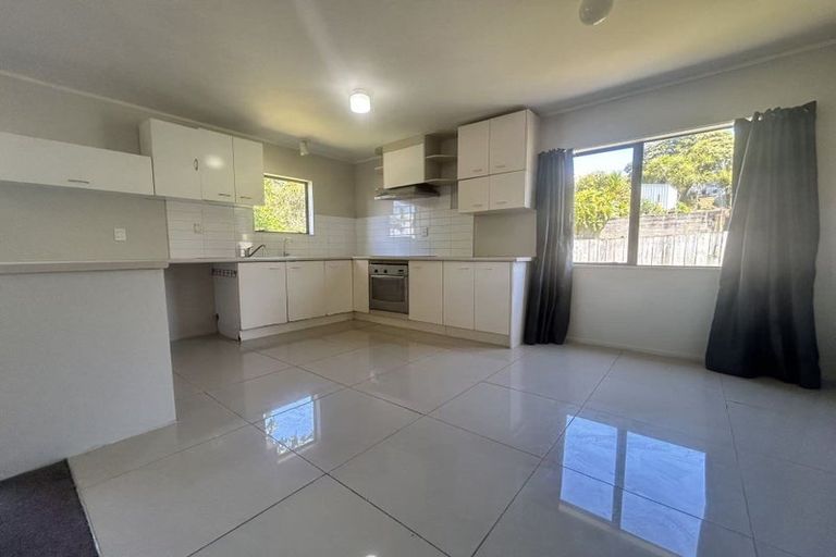 Photo of property in 1/21 Lowtherhurst Road, Massey, Auckland, 0614