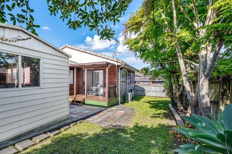 Photo of property in 2/83 Aviemore Drive, Highland Park, Auckland, 2010
